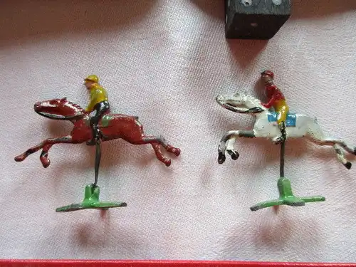 Seltenes altes Spielbrett Würfelspiel Pferderennen Zinnfiguren 30/ 40er Jahre