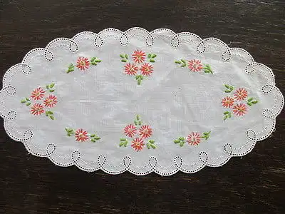 Ein kleines Leinen Tischdeckchen Deckchen oval Lochstickerei Stickerei 28 x 14