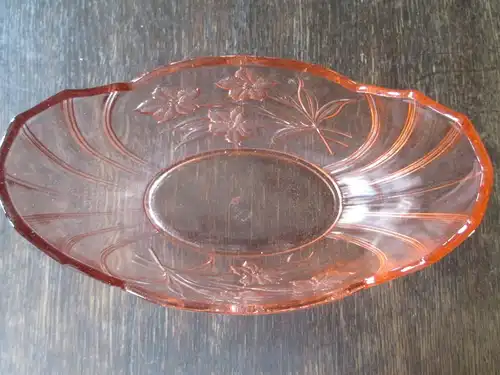 Wunderschöne alte Schale Pressglas rosa Glas mit Blumendekor  20er Jahre