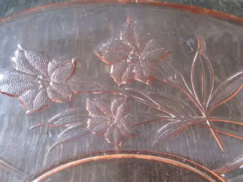 Wunderschöne alte Schale Pressglas rosa Glas mit Blumendekor  20er Jahre