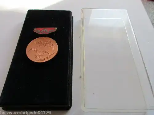 DDR  GST Hervorragender Ausbilder der GST  bronze emailiert RS glatt  1969-1980