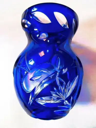 Wunderschöne alte Bleikristall Vase Schmetterling blau Überfangglas H 10,5 cm
