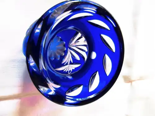 Wunderschöne alte Bleikristall Vase Schmetterling blau Überfangglas H 10,5 cm