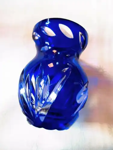 Wunderschöne alte Bleikristall Vase Schmetterling blau Überfangglas H 10,5 cm
