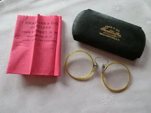 altes Brillenetui mit Brille Franklin & Co Opticians Washington
