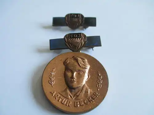 DDR  FDJ  Artur Becker Medaille  Material: Bronze Emailliert