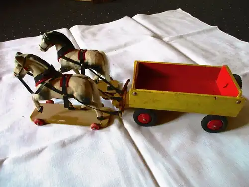 Altes Holzspielzeug Pferdegespann Zweispänner 2 Pferde mit Wagen