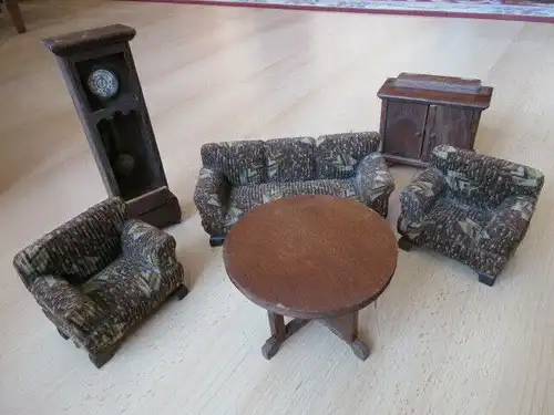 Wohnstube Wohnzimmer komplett Standuhr Sofa Sessel Puppenstube Holz um 1920