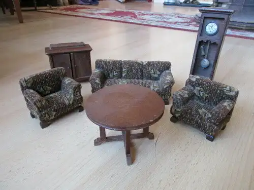 Wohnstube Wohnzimmer komplett Standuhr Sofa Sessel Puppenstube Holz um 1920