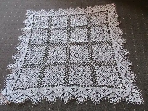 Schönes altes Tischtuch Tischdecke Mitteldecke Handarbeit Häkelei 80 x 80