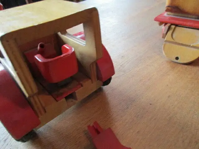 DDR Holzspielzeug Traktor mit Anhänger der Firma Kienel 4