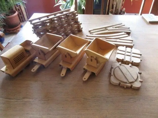 Lore  3 Anhänger und Schienen , Weichen usw.   Holz FWF  Fröbel / Werdau  1950 0