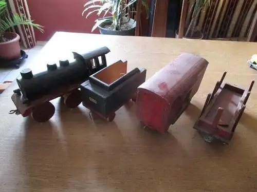 Eisenbahn mit Tender und  zwei Anhänger 98 cm lang