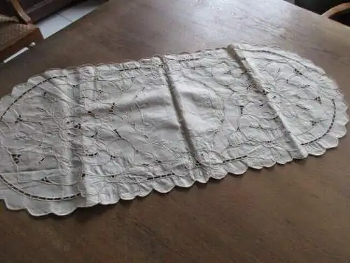 schöne alte   Tischdecke   Ø  87 cm  x  39 cm