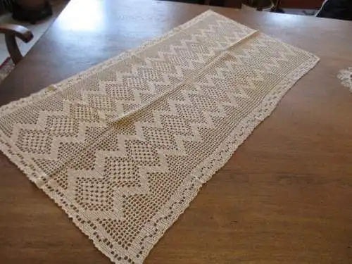 schöne alte   Tischdecke   Ø 90 x 50 cm (  53  )