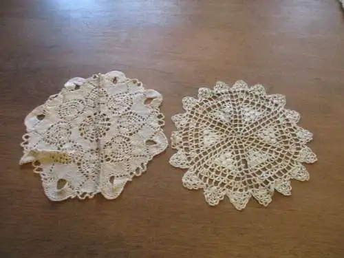 schöne alte   Tischdecke   Ø  23 cm , 25 cm (  52  )