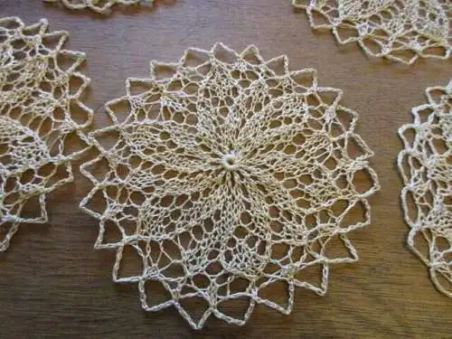 schöne alte   Tischdecke   Ø  15 cm , 13 cm (  49  )