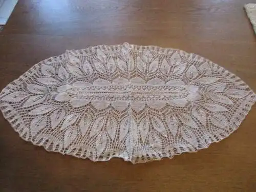 schöne alte   Tischdecke   Ø  67 x 37 cm (  48  )