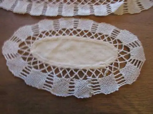 schöne alte   Tischdecke   Ø  39 cm ,  26 cm (  47  )