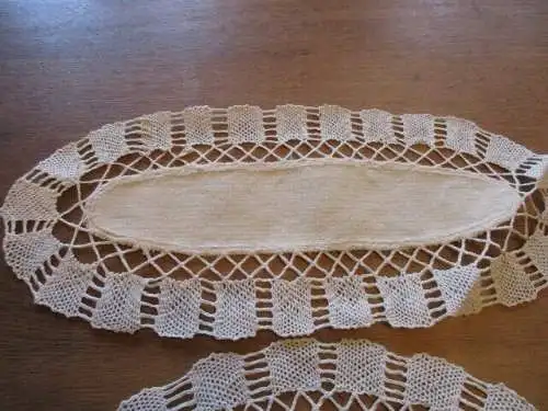 schöne alte   Tischdecke   Ø  39 cm ,  26 cm (  47  )
