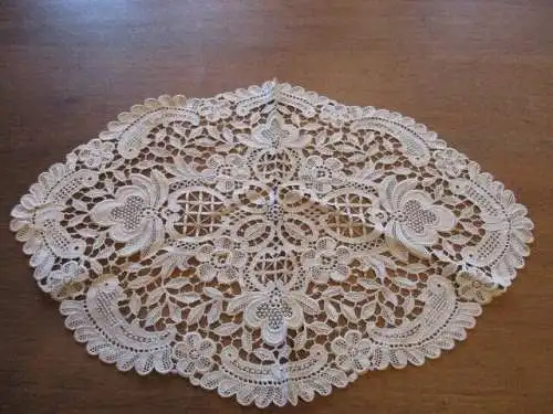 schöne alte   Tischdecke   Ø  48 cm  x  32 cm (  42  )