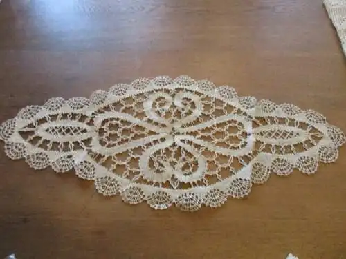 schöne alte   Tischdecke   Ø  62 cm  x  28 cm (  41  )
