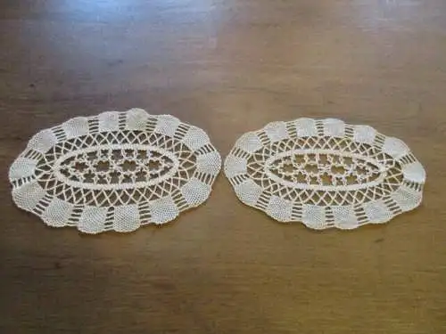 schöne alte  oval Tischdecke   Ø  24 x 15 cm  (  30  )