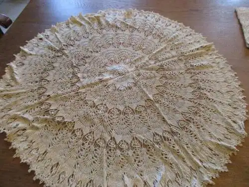 schöne alte runde Tischdecke   Ø  68 cm  (  27  )