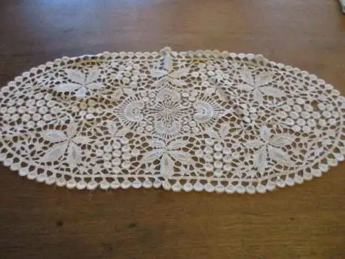 schöne alte runde  Tischdecke oval  Ø  63 cm x 28 cm  (  18  )