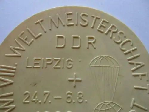 DDR  Plakette Fallschirmsport  Leipzig  15 cm VIII Weltmeisterschaft 1966