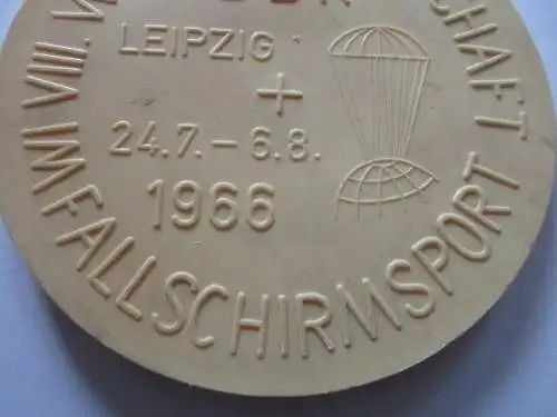 DDR  Plakette Fallschirmsport  Leipzig  15 cm VIII Weltmeisterschaft 1966