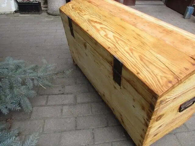 Truhe  Jugendstil um 1900  Weichholz  Runddeckeltruhe Nr. 7 4