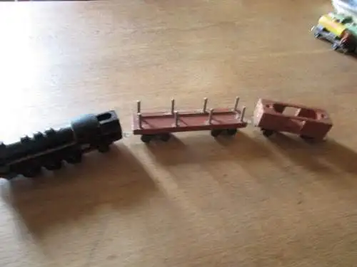 Eisenbahn mit drei Anhänger 42 cm lang Marke  Kienel