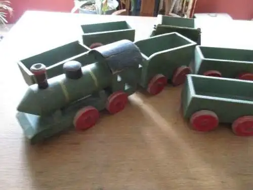 Eisenbahn mit sechs Anhänger   150 cm lang