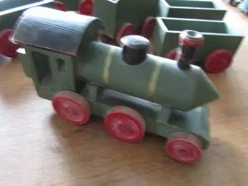 Eisenbahn mit sechs Anhänger   150 cm lang
