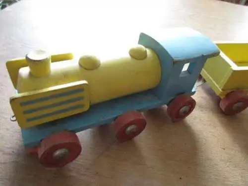 Eisenbahn mit zwei Anhänger 58 cm lang