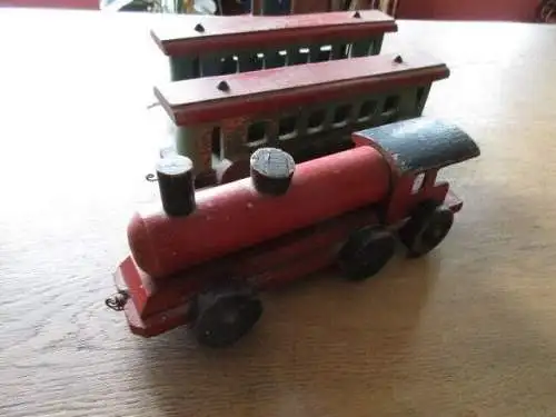 Eisenbahn mit drei Anhänger 78 cm lang