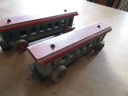 Eisenbahn mit drei Anhänger 78 cm lang