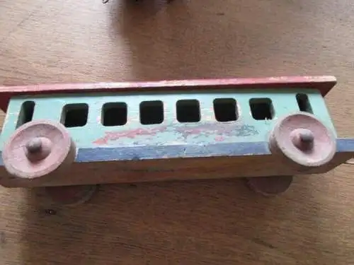 Eisenbahn mit drei Anhänger 78 cm lang
