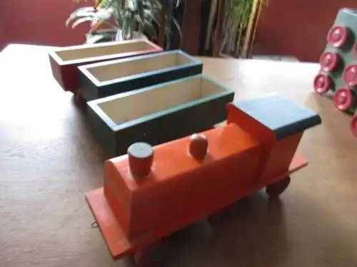 Eisenbahn mit drei Anhänger 105 cm lang