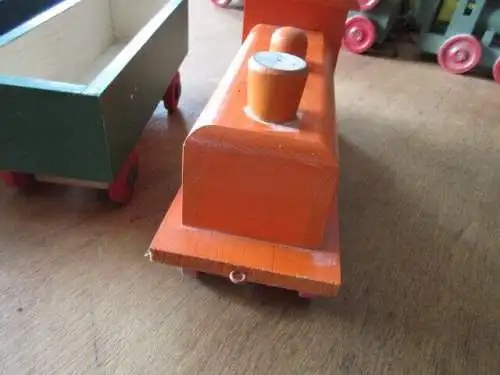 Eisenbahn mit drei Anhänger 105 cm lang