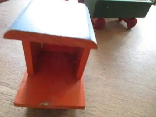Eisenbahn mit drei Anhänger 105 cm lang