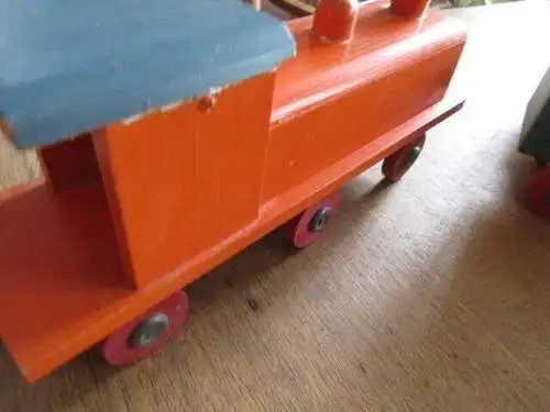 Eisenbahn mit drei Anhänger 105 cm lang