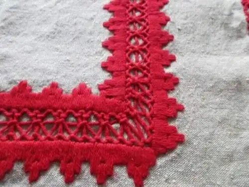 wunderschönes altes Tischtuch Tischdecke Leinen roter Stickerei 70 x 46 cm