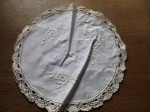 alte Tischdeckchen Mitteldecke  Handarbeit  ( 22 )  26 cm