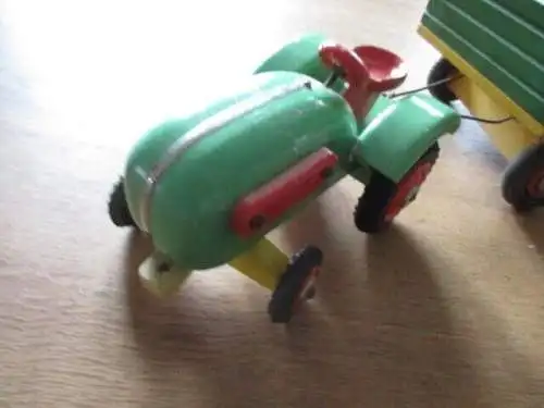  Traktor mit Hänger Holz 