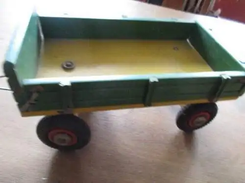  Traktor mit Hänger Holz 