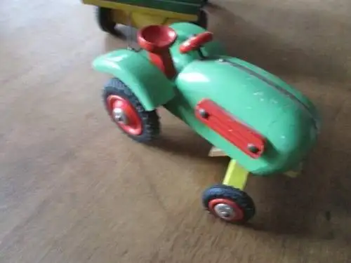  Traktor mit Hänger Holz 