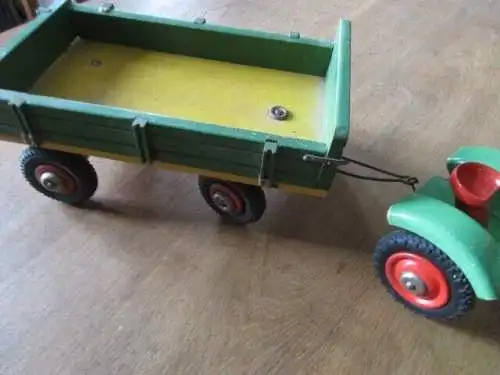 Traktor mit Hänger Holz