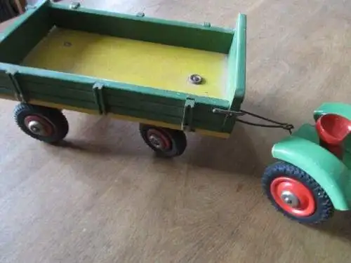  Traktor mit Hänger Holz 